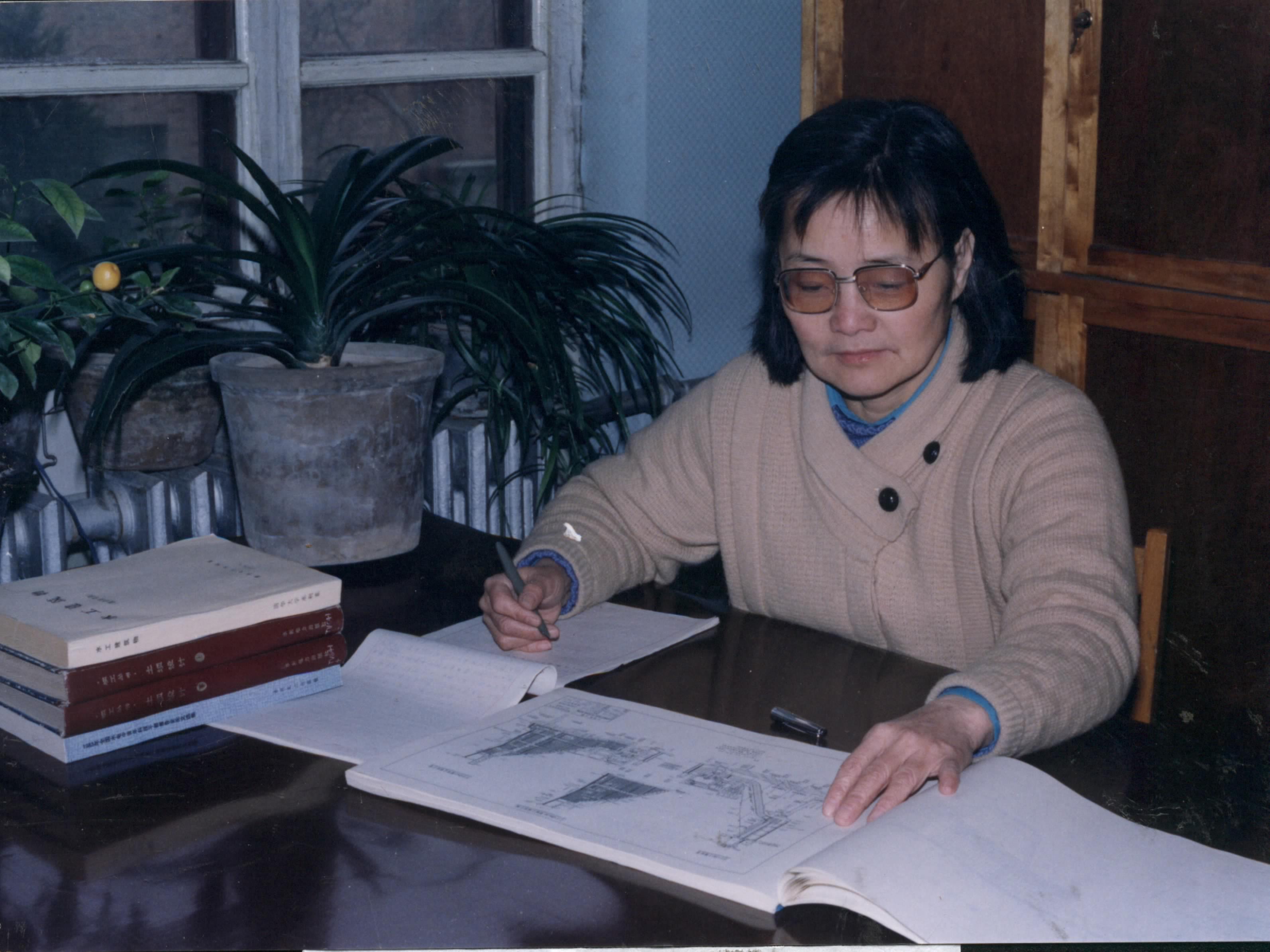 1602657055378045814.jpg 1990年吴媚玲教授在备课(903055).jpg