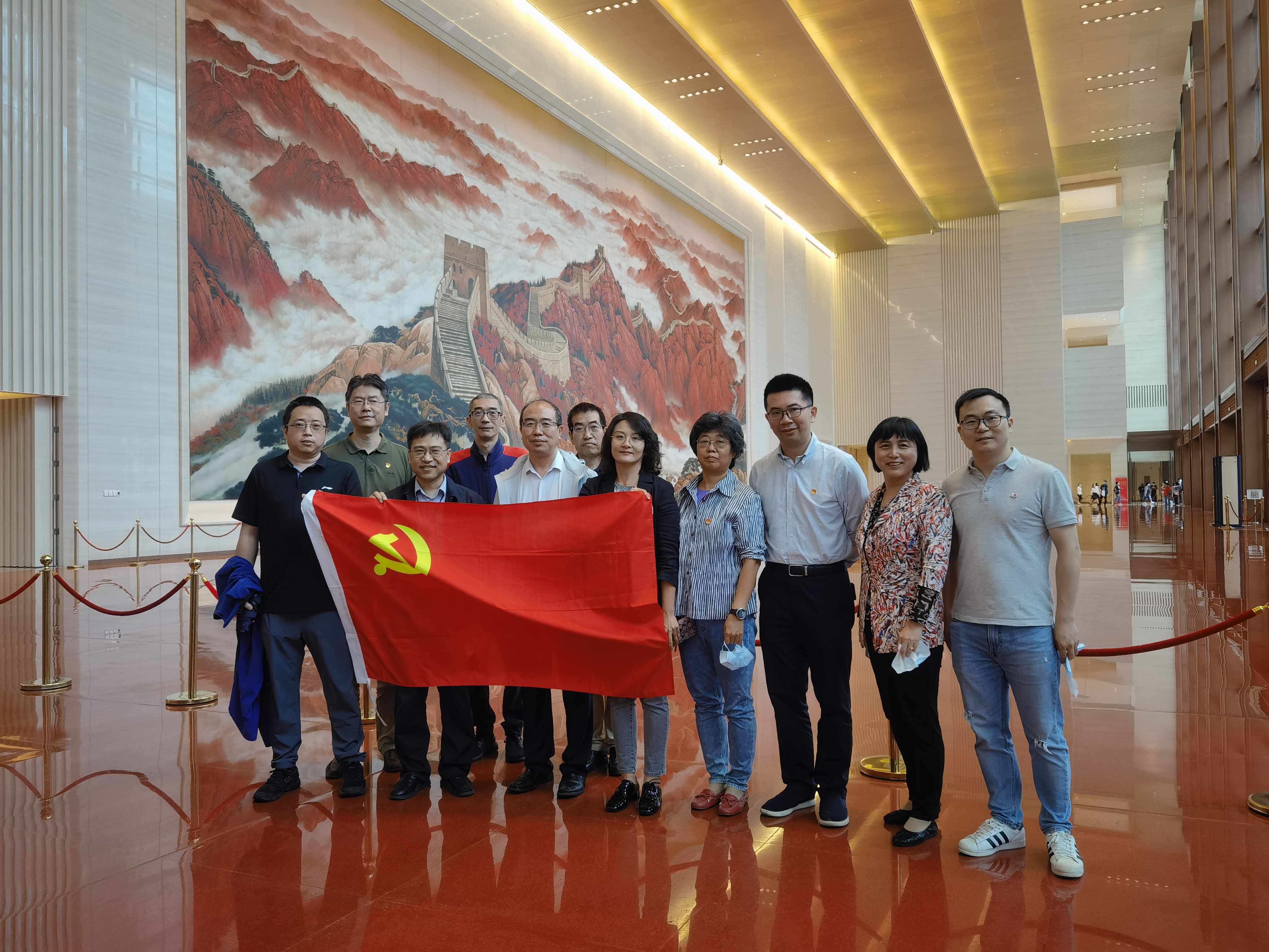 1633335398021056869.jpg 20210924-成人自拍视频
与北京城建联合党建-高欣-参观中国共产党历史展览馆人员合影-min.jpg