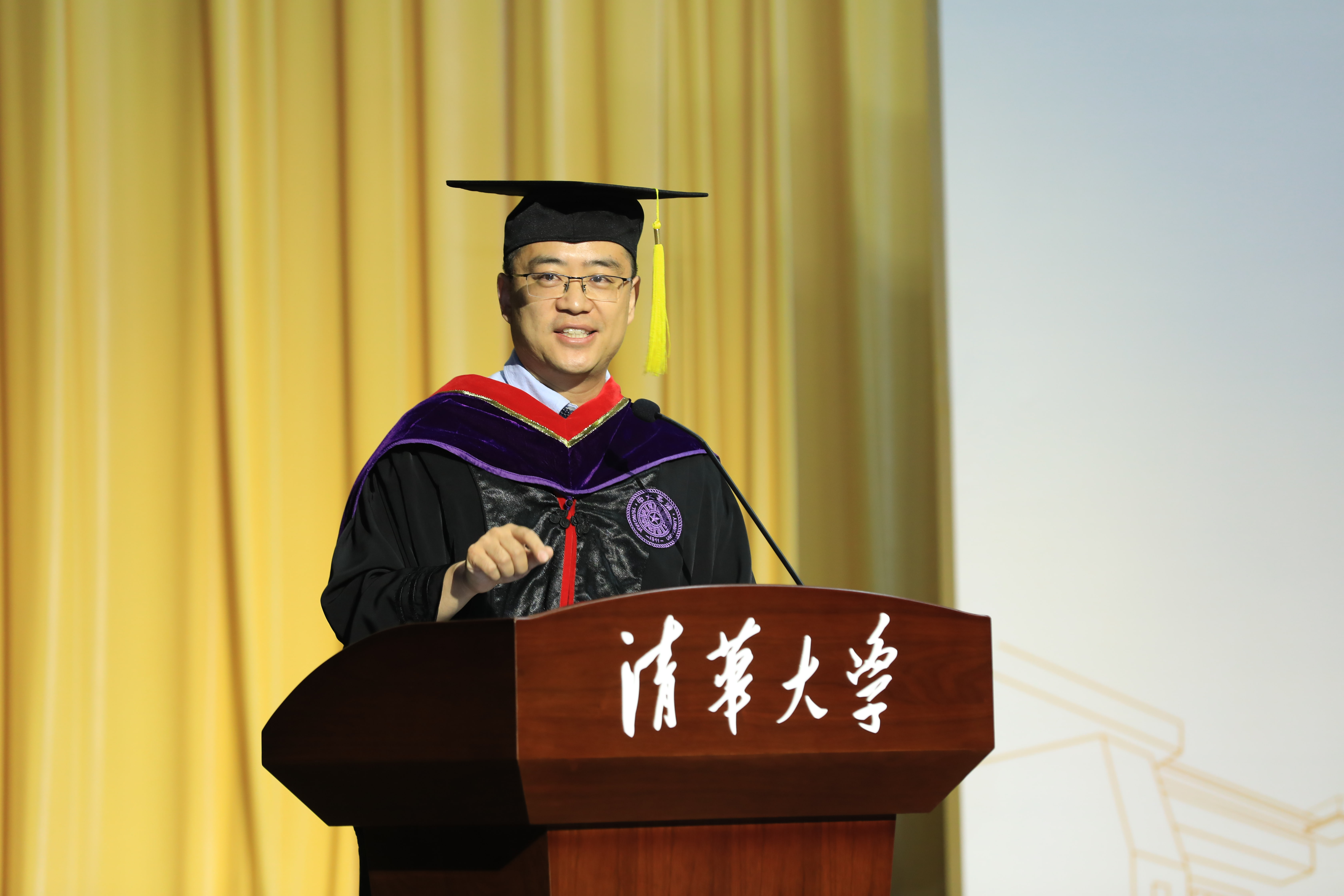 1625207749177041310.jpg 20210625-2021年毕业典礼-未知-班主任代表李萌发言-min.jpg
