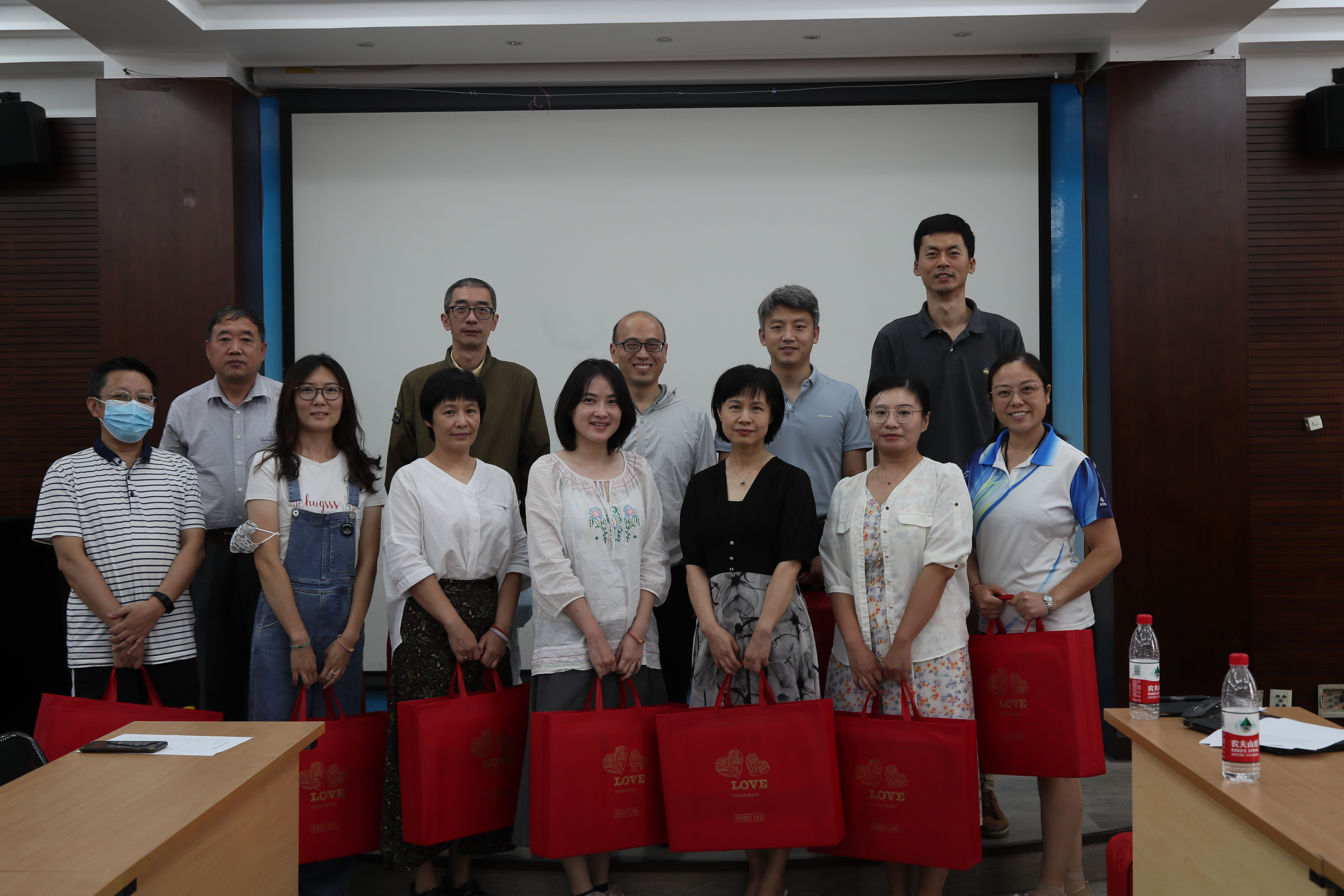 1631759008694023085.jpg 20210826-成人自拍视频
分工会工作研讨会-刘宇飞-参会人员合影-min.jpg