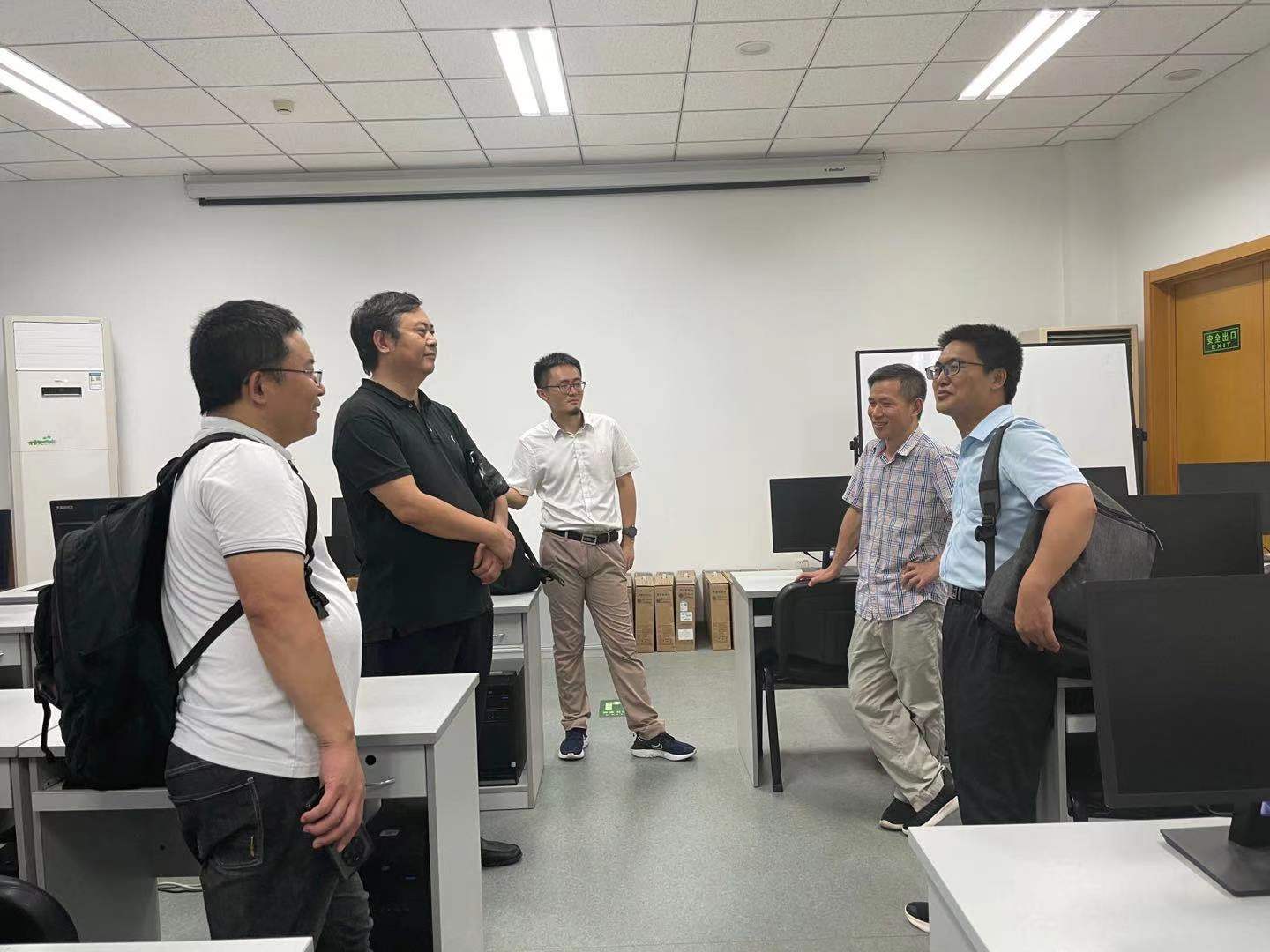 1629093823429091856.jpg 参观力学计算与仿真实验室01.jpg