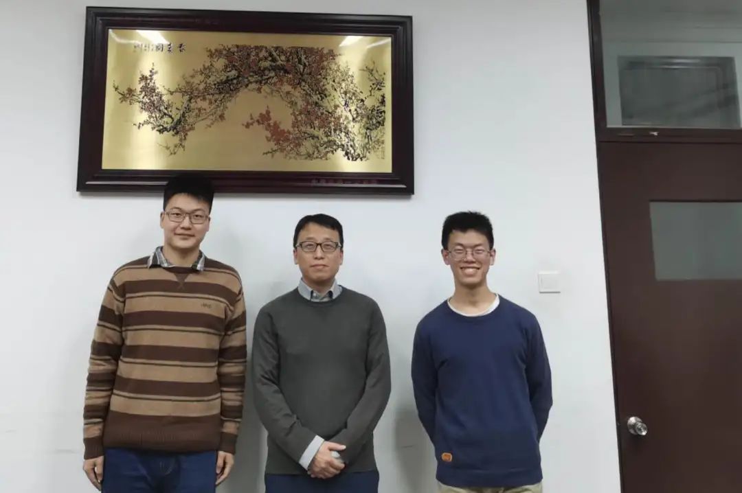 1612747701550036624.jpg 丁晖与学生代表合影留念.jpg